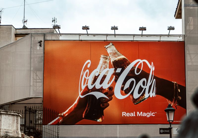 كوكا كولا رمز ثنائي الأبعاد billboard.jpg