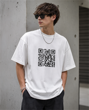 رمز QR على قميص